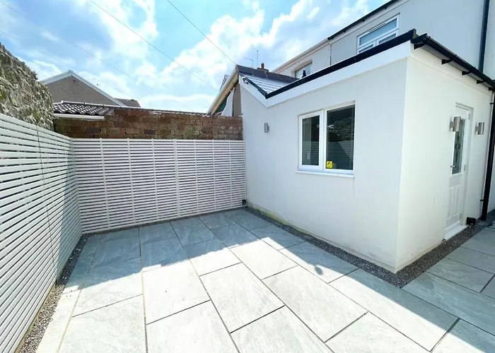 Luxury Porthcawl Large Spacious 2 Bedroom Apt, Garden, Prime Location