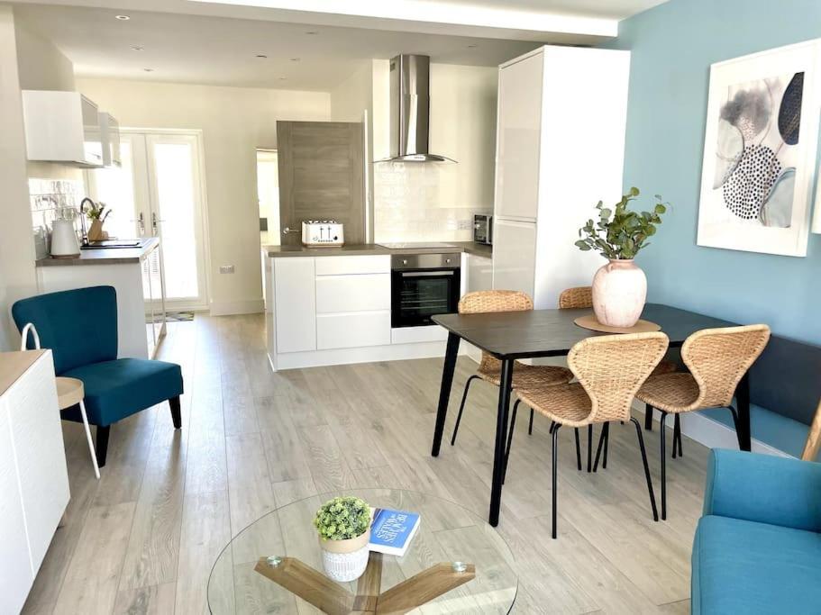 Luxury Large Spacious 2 Bedroom Apt, Garden, Prime Location Apartment *